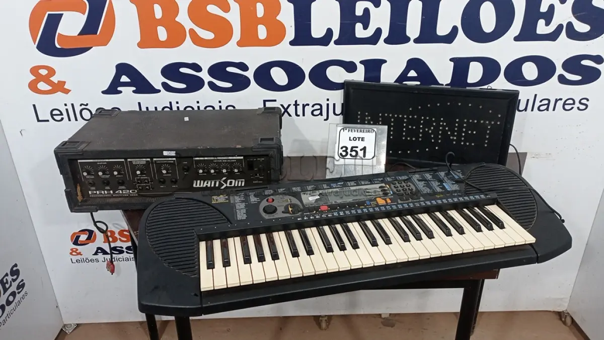 LOTE 351 - 01 TECLADO MUSICAL ELÉTRICO MARCA YAMAHA, 01 CABEÇOTE AMPLIFICADOR MULTIUSO WATTSOM MARCA CICLOTRON E 01 LETREIRO LUMINOSO. (NO ESTADO) ATENÇÃO! FAZER A VISITAÇÃO ANTES DE ARREMATAR, NÃO SABEMOS SE FUNCIONA, LEILÃO NÃO TEM GARANTIA E NEM DEVOLUÇÃO, SUJEITO A POSSÍVEIS AVARIAS VISÍVEIS/OCULTAS E/OU AUSÊNCIA DE COMPONENTES.
