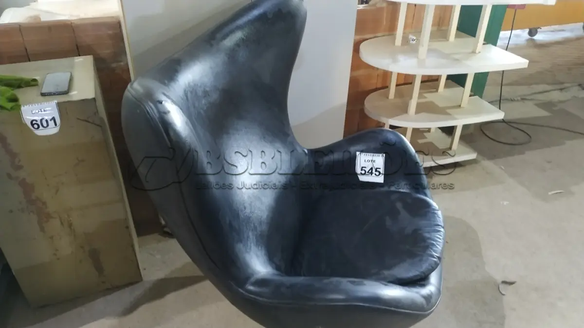 LOTE 545 - 01 POLTRONA EGG NA COR PRETA. (NO ESTADO) ATENÇÃO! FAZER A VISITAÇÃO ANTES DE ARREMATAR, NÃO SABEMOS SE FUNCIONA, LEILÃO NÃO TEM GARANTIA E NEM DEVOLUÇÃO, SUJEITO A POSSÍVEIS AVARIAS VISÍVEIS/OCULTAS E/OU AUSÊNCIA DE COMPONENTES.