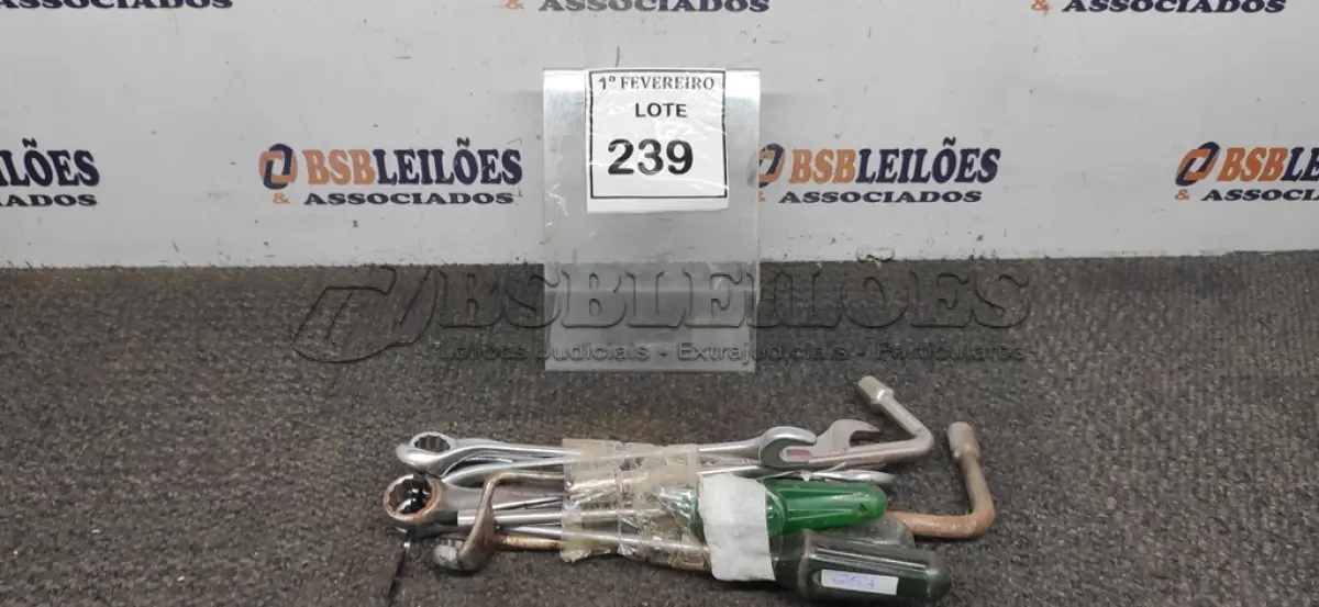 LOTE 239 - 01 LOTE COM VÁRIAS CHAVES TAMANHOS E MEDIDAS DIVERSAS MARCAS KRAUCHER E BELZER. (NO ESTADO) ATENÇÃO! FAZER A VISITAÇÃO ANTES DE ARREMATAR, NÃO SABEMOS SE FUNCIONA, LEILÃO NÃO TEM GARANTIA E NEM DEVOLUÇÃO, SUJEITO A POSSÍVEIS AVARIAS VISÍVEIS/OCULTAS E/OU AUSÊNCIA DE COMPONENTES.