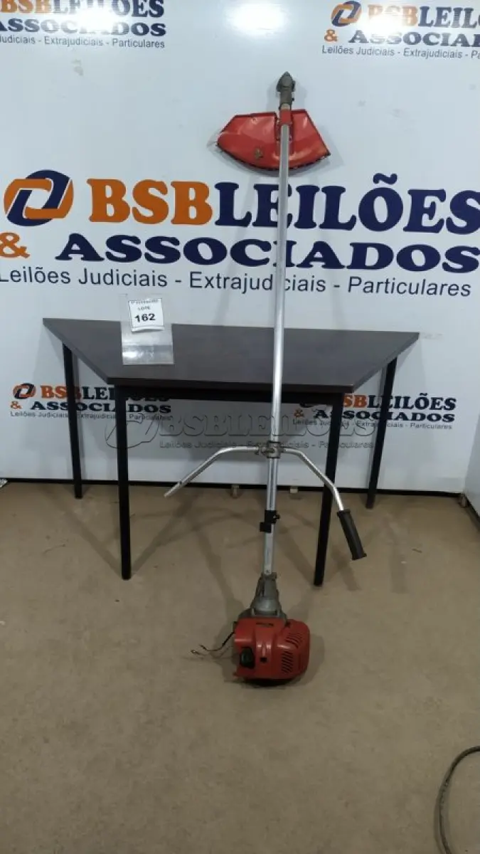 LOTE 162 - 01 ROÇADEIRA A GASOLINA MARCA KAWASHIMA INCOMPLETO. (NO ESTADO) ATENÇÃO! FAZER A VISITAÇÃO ANTES DE ARREMATAR, NÃO SABEMOS SE FUNCIONA, LEILÃO NÃO TEM GARANTIA E NEM DEVOLUÇÃO, SUJEITO A POSSÍVEIS AVARIAS VISÍVEIS/OCULTAS E/OU AUSÊNCIA DE COMPONENTES.
