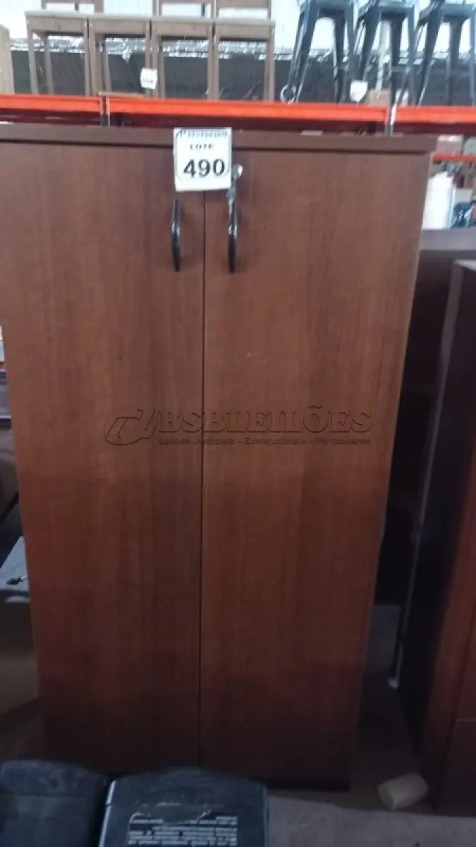 LOTE 490 - 01 ARMÁRIO EM MADEIRA 02 PORTAS E 04 PRATELEIRAS. (NO ESTADO) ATENÇÃO! FAZER A VISITAÇÃO ANTES DE ARREMATAR, NÃO SABEMOS SE FUNCIONA, LEILÃO NÃO TEM GARANTIA E NEM DEVOLUÇÃO, SUJEITO A POSSÍVEIS AVARIAS VISÍVEIS/OCULTAS E/OU AUSÊNCIA DE COMPONENTES.