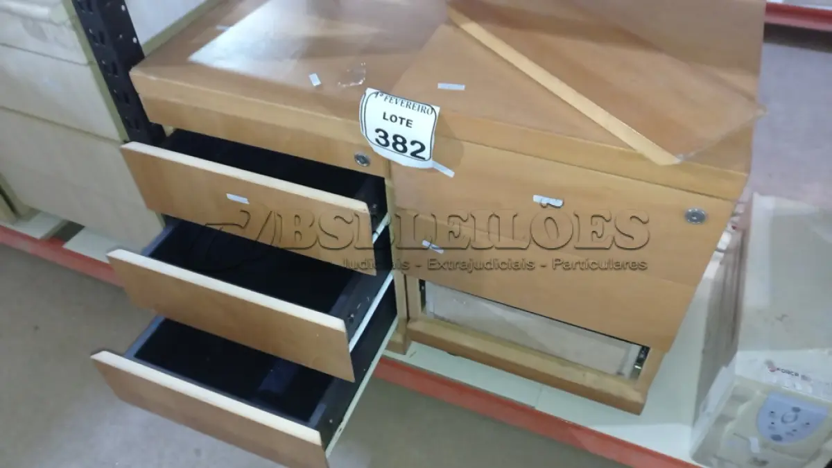 LOTE 382 - 02 GAVETEIROS EM MADEIRA COM 03 GAVETAS CADA. (NO ESTADO) ATENÇÃO! FAZER A VISITAÇÃO ANTES DE ARREMATAR, NÃO SABEMOS SE FUNCIONA, LEILÃO NÃO TEM GARANTIA E NEM DEVOLUÇÃO, SUJEITO A POSSÍVEIS AVARIAS VISÍVEIS/OCULTAS E/OU AUSÊNCIA DE COMPONENTES.