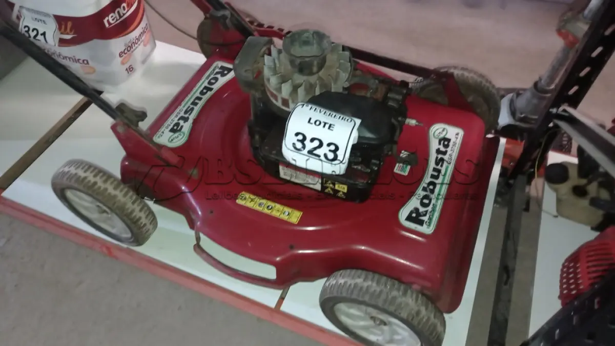 LOTE 323 - 01 MÁQUINA DE CORTAR GRAMA A GASOLINA INCOMPLETO MARCA ROBUSTA. (NO ESTADO) ATENÇÃO! FAZER A VISITAÇÃO ANTES DE ARREMATAR, NÃO SABEMOS SE FUNCIONA, LEILÃO NÃO TEM GARANTIA E NEM DEVOLUÇÃO, SUJEITO A POSSÍVEIS AVARIAS VISÍVEIS/OCULTAS E/OU AUSÊNCIA DE COMPONENTES.