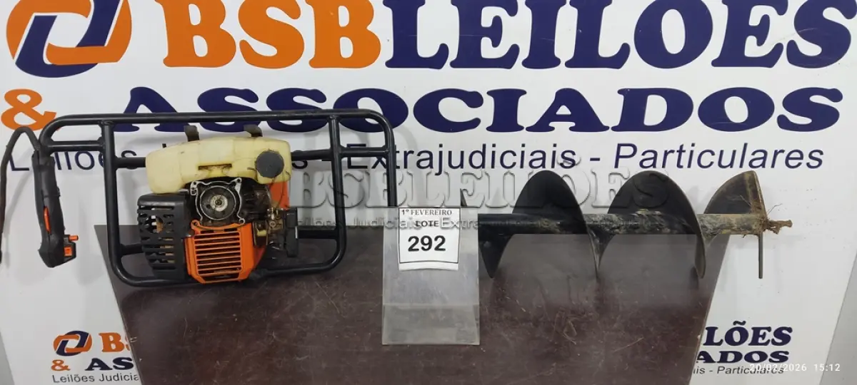LOTE 292 - 01 MÁQUINA PERFURADORA DE SOLO A GASOLINA INCOMPLETA E 01 BROCA. (NO ESTADO) ATENÇÃO! FAZER A VISITAÇÃO ANTES DE ARREMATAR, NÃO SABEMOS SE FUNCIONA, LEILÃO NÃO TEM GARANTIA E NEM DEVOLUÇÃO, SUJEITO A POSSÍVEIS AVARIAS VISÍVEIS/OCULTAS E/OU AUSÊNCIA DE COMPONENTES.