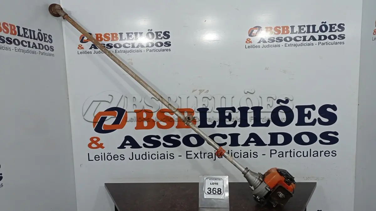 LOTE 368 - 01 MÁQUINA ROÇADEIRA A GASOLINA INCOMPLETA. (NO ESTADO) ATENÇÃO! FAZER A VISITAÇÃO ANTES DE ARREMATAR, NÃO SABEMOS SE FUNCIONA, LEILÃO NÃO TEM GARANTIA E NEM DEVOLUÇÃO, SUJEITO A POSSÍVEIS AVARIAS VISÍVEIS/OCULTAS E/OU AUSÊNCIA DE COMPONENTES.