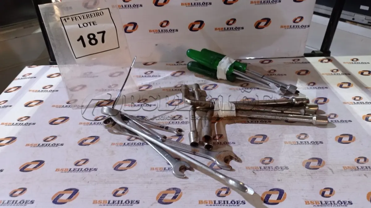 LOTE 187 - 01 LOTE COM VÁRIAS CHAVES TAMANHOS E MEDIDAS DIVERSAS MARCAS KRAUCHER E BELZER. (NO ESTADO) ATENÇÃO! FAZER A VISITAÇÃO ANTES DE ARREMATAR, NÃO SABEMOS SE FUNCIONA, LEILÃO NÃO TEM GARANTIA E NEM DEVOLUÇÃO, SUJEITO A POSSÍVEIS AVARIAS VISÍVEIS/OCULTAS E/OU AUSÊNCIA DE COMPONENTES.