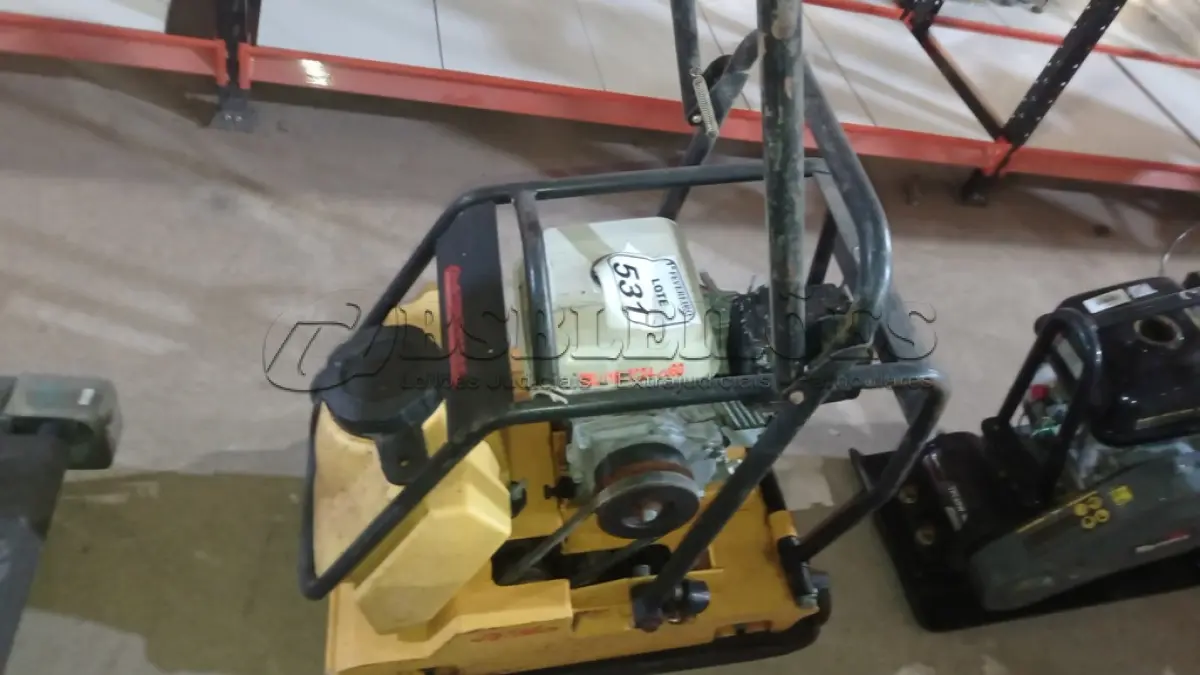 LOTE 531 - 01 MÁQUINA COMPACTADORA DE SOLO A GASOLINA COM AVARIAS. (NO ESTADO) ATENÇÃO! FAZER A VISITAÇÃO ANTES DE ARREMATAR, NÃO SABEMOS SE FUNCIONA, LEILÃO NÃO TEM GARANTIA E NEM DEVOLUÇÃO, SUJEITO A POSSÍVEIS AVARIAS VISÍVEIS/OCULTAS E/OU AUSÊNCIA DE COMPONENTES.