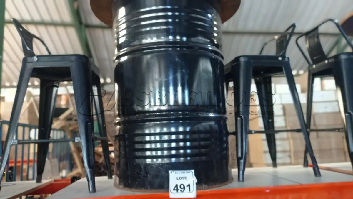 LOTE 491 - 01 MESA FEITA DE TAMBOR METÁLICO COM 02 BANQUETAS DE FERRO. (NO ESTADO) ATENÇÃO! FAZER A VISITAÇÃO ANTES DE ARREMATAR, NÃO SABEMOS SE FUNCIONA, LEILÃO NÃO TEM GARANTIA E NEM DEVOLUÇÃO, SUJEITO A POSSÍVEIS AVARIAS VISÍVEIS/OCULTAS E/OU AUSÊNCIA DE COMPONENTES.
