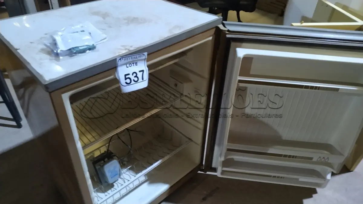 LOTE 537 - 01 FRIGOBAR 110V COM TRANSFORMADOR MARCA CONSUL. (NO ESTADO) ATENÇÃO! FAZER A VISITAÇÃO ANTES DE ARREMATAR, NÃO SABEMOS SE FUNCIONA, LEILÃO NÃO TEM GARANTIA E NEM DEVOLUÇÃO, SUJEITO A POSSÍVEIS AVARIAS VISÍVEIS/OCULTAS E/OU AUSÊNCIA DE COMPONENTES.