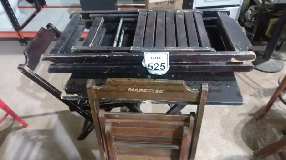 LOTE 525 - 01 MESA DOBRÁVEL EM MADEIRA E 04 CADEIRAS DOBRÁVEIS DE MADEIRA. (NO ESTADO) ATENÇÃO! FAZER A VISITAÇÃO ANTES DE ARREMATAR, NÃO SABEMOS SE FUNCIONA, LEILÃO NÃO TEM GARANTIA E NEM DEVOLUÇÃO, SUJEITO A POSSÍVEIS AVARIAS VISÍVEIS/OCULTAS E/OU AUSÊNCIA DE COMPONENTES.