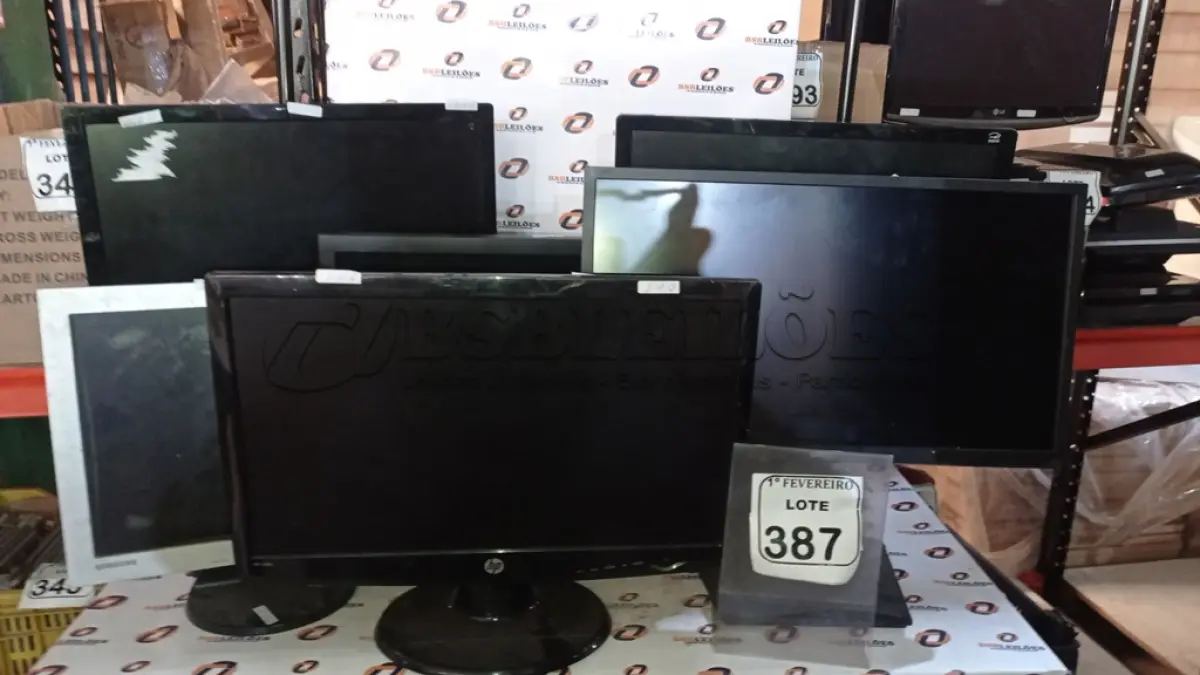 LOTE 387 - 06 MONITORES DE MARCAS E MODELOS DIVERSOS. (NO ESTADO) ATENÇÃO! FAZER A VISITAÇÃO ANTES DE ARREMATAR, NÃO SABEMOS SE FUNCIONA, LEILÃO NÃO TEM GARANTIA E NEM DEVOLUÇÃO, SUJEITO A POSSÍVEIS AVARIAS VISÍVEIS/OCULTAS E/OU AUSÊNCIA DE COMPONENTES.