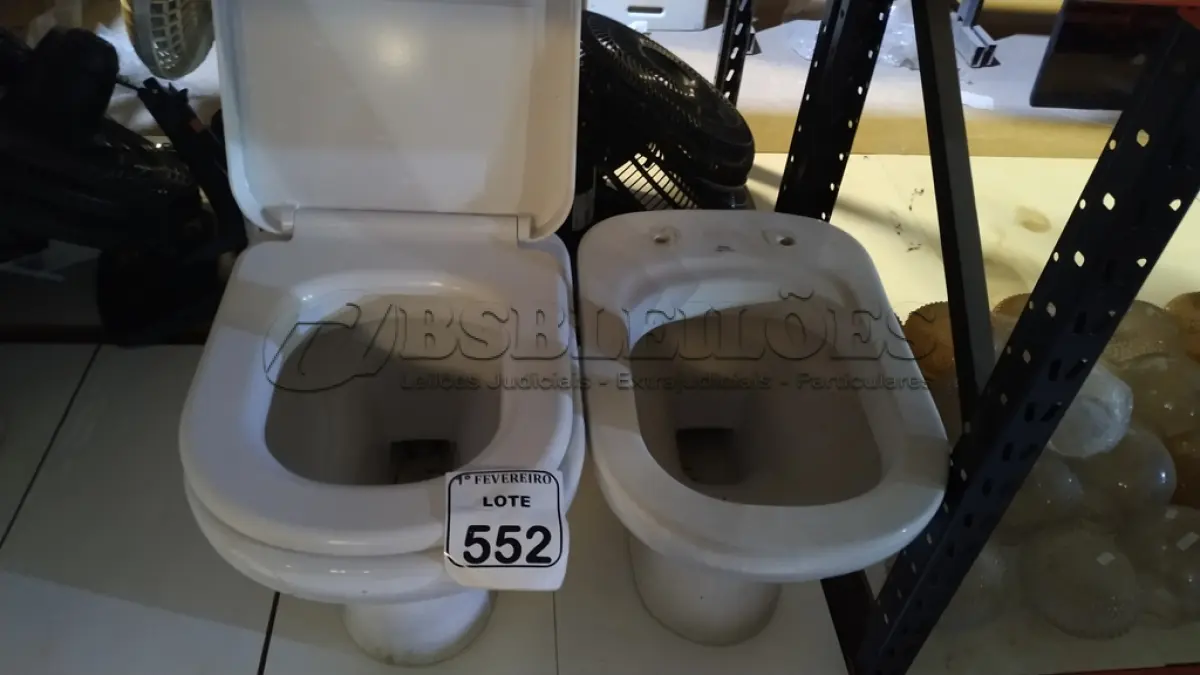 LOTE 552 - 02 VASOS SANITÁRIOS. (NO ESTADO) ATENÇÃO! FAZER A VISITAÇÃO ANTES DE ARREMATAR, NÃO SABEMOS SE FUNCIONA, LEILÃO NÃO TEM GARANTIA E NEM DEVOLUÇÃO, SUJEITO A POSSÍVEIS AVARIAS VISÍVEIS/OCULTAS E/OU AUSÊNCIA DE COMPONENTES.