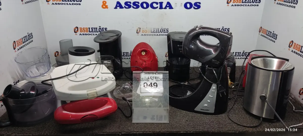LOTE 049 - 02 SANDUICHEIRAS ELÉTRICAS, 01 TORRADEIRA, 02 CAFETEIRAS, 01 MÁQUINA DE FAZER SUCO, 01 BATEDEIRA INCOMPLETAS E VÁRIOS ACESSÓRIOS DE ELETRODOMÉSTICOS DIVERSOS. (NO ESTADO) ATENÇÃO! FAZER A VISITAÇÃO ANTES DE ARREMATAR, NÃO SABEMOS SE FUNCIONA, LEILÃO NÃO TEM GARANTIA E NEM DEVOLUÇÃO, SUJEITO A POSSÍVEIS AVARIAS VISÍVEIS/OCULTAS E/OU AUSÊNCIA DE COMPONENTES.