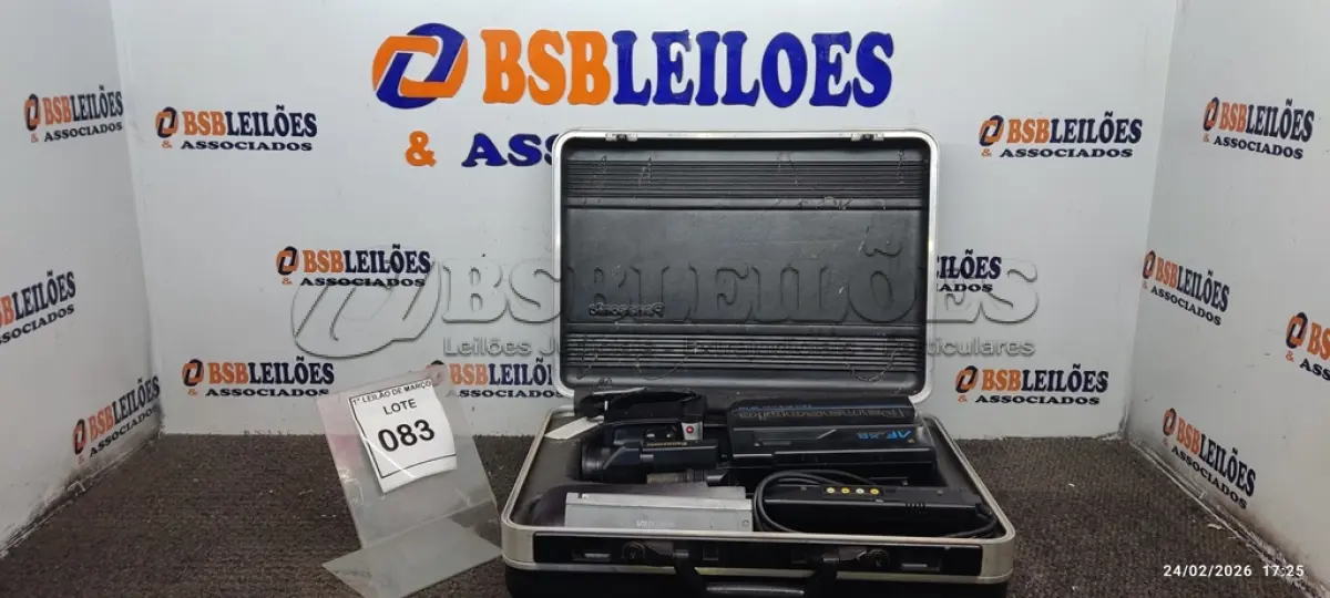 LOTE 083 - 01 FILMADORA MODELO AF 6X CCD OMNIMOVIE COM CASE E ACESSÓRIOS MARCA PANASONIC. (NO ESTADO) ATENÇÃO! FAZER A VISITAÇÃO ANTES DE ARREMATAR, NÃO SABEMOS SE FUNCIONA, LEILÃO NÃO TEM GARANTIA E NEM DEVOLUÇÃO, SUJEITO A POSSÍVEIS AVARIAS VISÍVEIS/OCULTAS E/OU AUSÊNCIA DE COMPONENTES.