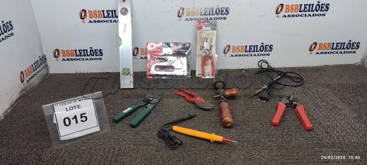 LOTE 015 - 01 FERRO DE SOLDA, 01 GRAMPEADOR MARCA VONDER, 01FURADEIRA DE MÃO, 01 ALICATE DECAPADOR, 01 ALICATE CRIMPADOR, 01 TESTADOR DE TENSÃO, 01 ALICATE CORTA CABOS, 01 ALICA DE JARDIM E 01 NÍVEL DE ALUMINIO. (NO ESTADO) ATENÇÃO! FAZER A VISITAÇÃO ANTES DE ARREMATAR, NÃO SABEMOS SE FUNCIONA, LEILÃO NÃO TEM GARANTIA E NEM DEVOLUÇÃO, SUJEITO A POSSÍVEIS AVARIAS VISÍVEIS/OCULTAS E/OU AUSÊNCIA DE COMPONENTES.