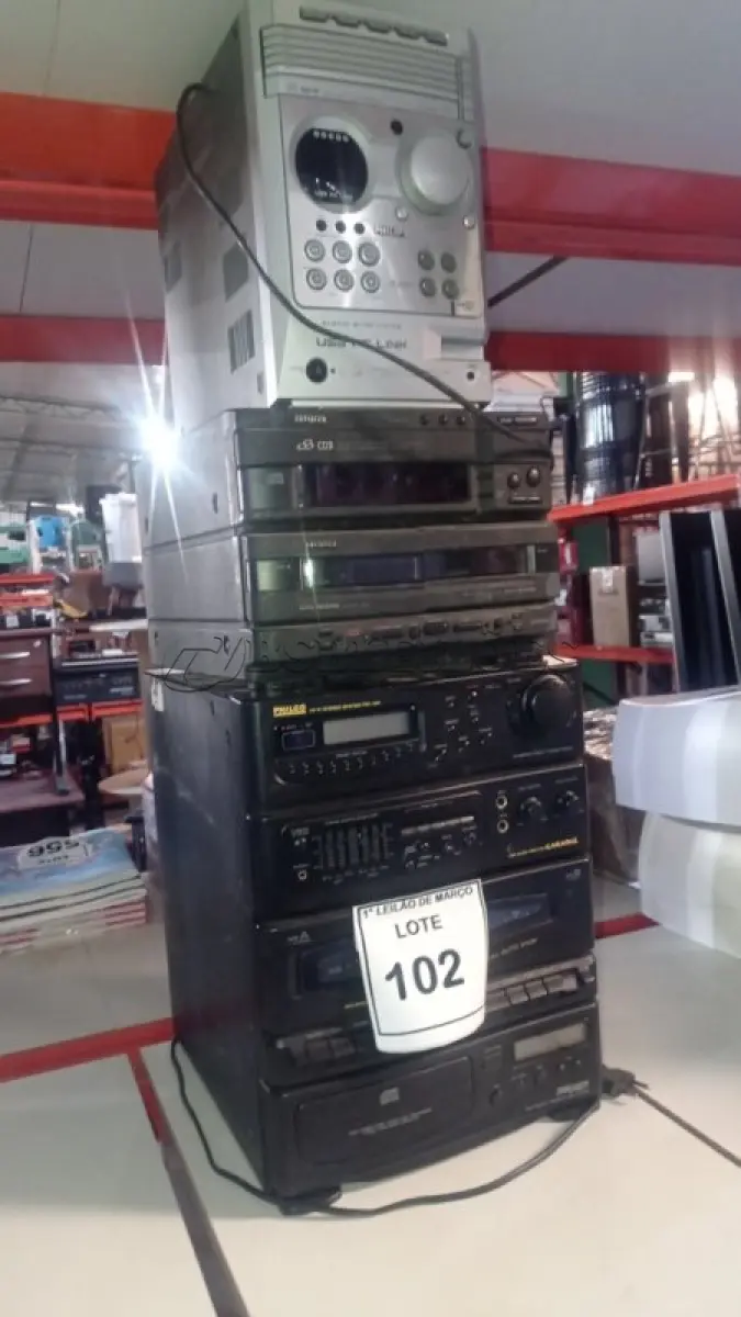 LOTE 102 - 01 MINI SYSTEM MARCA PHILCO, 01 MINI SYSTEM MARCA AIWA E MICRO SYSTEM MARCA PHILIPS. (NO ESTADO) ATENÇÃO! FAZER A VISITAÇÃO ANTES DE ARREMATAR, NÃO SABEMOS SE FUNCIONA, LEILÃO NÃO TEM GARANTIA E NEM DEVOLUÇÃO, SUJEITO A POSSÍVEIS AVARIAS VISÍVEIS/OCULTAS E/OU AUSÊNCIA DE COMPONENTES.