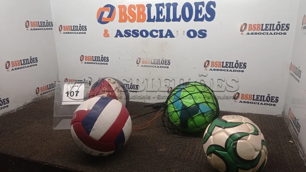 LOTE 107 - 01 BOLA DE FUTSAL PRO COM GUIZO, 01 BOLA DE FUTEBOL E 02 BOLAS DE VOLEI. (NO ESTADO) ATENÇÃO! FAZER A VISITAÇÃO ANTES DE ARREMATAR, NÃO SABEMOS SE FUNCIONA, LEILÃO NÃO TEM GARANTIA E NEM DEVOLUÇÃO, SUJEITO A POSSÍVEIS AVARIAS VISÍVEIS/OCULTAS E/OU AUSÊNCIA DE COMPONENTES.