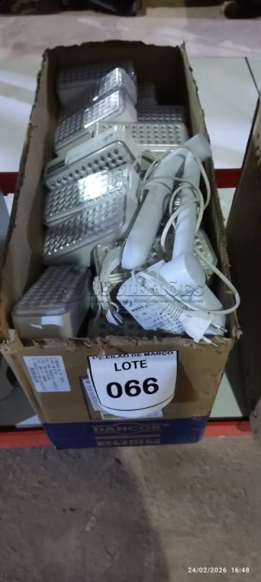 LOTE 066 - 01 LOTE COM GRANDE QUANTIDADE DE LUMINÁRIAS DE EMERGÊNCIA. (NO ESTADO) ATENÇÃO! FAZER A VISITAÇÃO ANTES DE ARREMATAR, NÃO SABEMOS SE FUNCIONA, LEILÃO NÃO TEM GARANTIA E NEM DEVOLUÇÃO, SUJEITO A POSSÍVEIS AVARIAS VISÍVEIS/OCULTAS E/OU AUSÊNCIA DE COMPONENTES.
