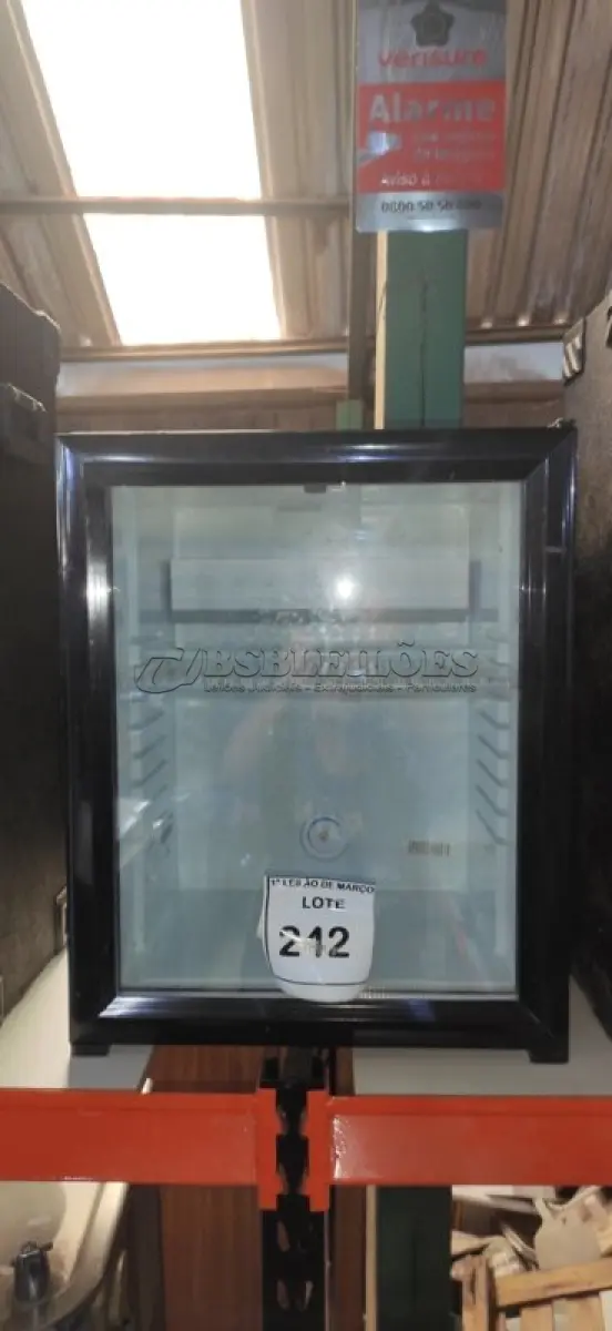 LOTE 242 - 01 FRIGOBAR. (NO ESTADO) ATENÇÃO! FAZER A VISITAÇÃO ANTES DE ARREMATAR, NÃO SABEMOS SE FUNCIONA, LEILÃO NÃO TEM GARANTIA E NEM DEVOLUÇÃO, SUJEITO A POSSÍVEIS AVARIAS VISÍVEIS/OCULTAS E/OU AUSÊNCIA DE COMPONENTES.