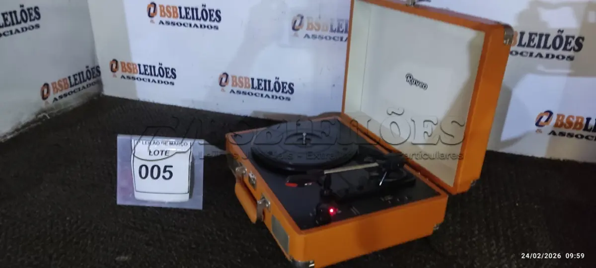 LOTE 005 - 01 VITROLA TOCA DISCOS PORTÁTIL MARCA RAVEO. (NO ESTADO) ATENÇÃO! FAZER A VISITAÇÃO ANTES DE ARREMATAR, NÃO SABEMOS SE FUNCIONA, LEILÃO NÃO TEM GARANTIA E NEM DEVOLUÇÃO, SUJEITO A POSSÍVEIS AVARIAS VISÍVEIS/OCULTAS E/OU AUSÊNCIA DE COMPONENTES.