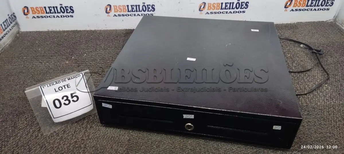 LOTE 035 - 01 GAVETA DE DINHEIRO. (NO ESTADO) ATENÇÃO! FAZER A VISITAÇÃO ANTES DE ARREMATAR, NÃO SABEMOS SE FUNCIONA, LEILÃO NÃO TEM GARANTIA E NEM DEVOLUÇÃO, SUJEITO A POSSÍVEIS AVARIAS VISÍVEIS/OCULTAS E/OU AUSÊNCIA DE COMPONENTES.