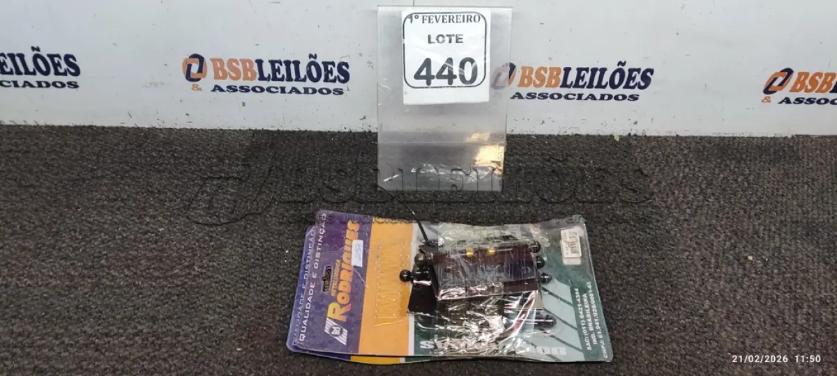 LOTE 440 - 02 DOBRADIÇAS DE PORTAS. (NO ESTADO) ATENÇÃO! FAZER A VISITAÇÃO ANTES DE ARREMATAR, NÃO SABEMOS SE FUNCIONA, LEILÃO NÃO TEM GARANTIA E NEM DEVOLUÇÃO, SUJEITO A POSSÍVEIS AVARIAS VISÍVEIS/OCULTAS E/OU AUSÊNCIA DE COMPONENTES.