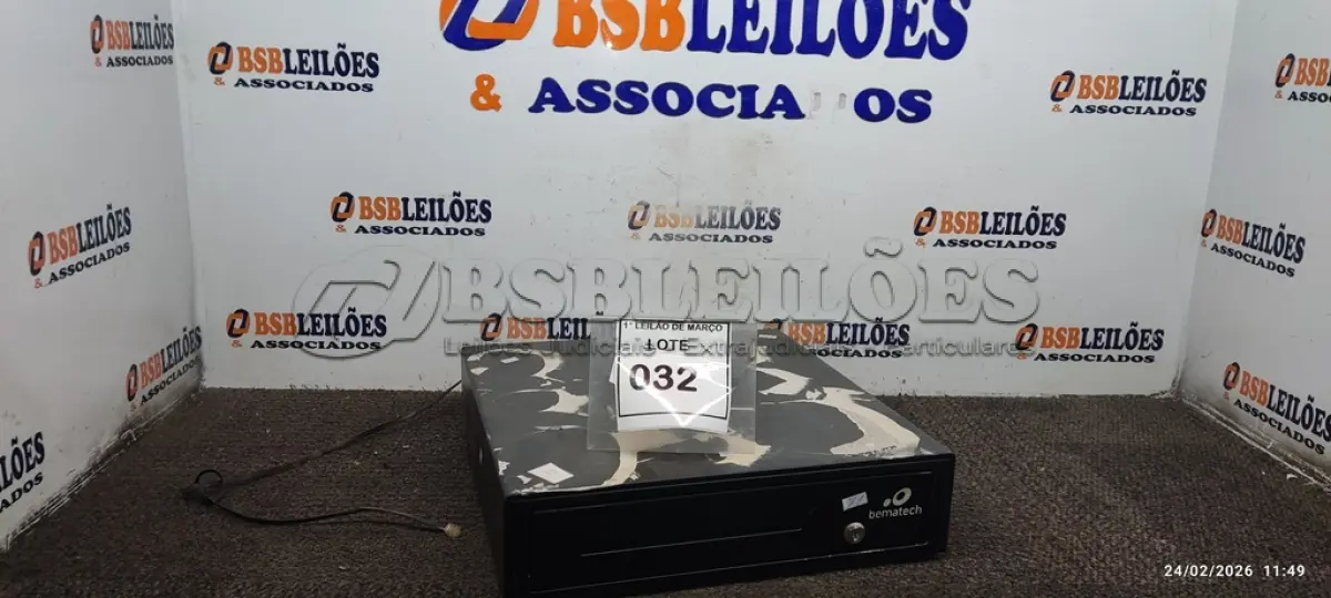 LOTE 032 - 01 GAVETA DE DINHEIRO MARCA BEMATECH. (NO ESTADO) ATENÇÃO! FAZER A VISITAÇÃO ANTES DE ARREMATAR, NÃO SABEMOS SE FUNCIONA, LEILÃO NÃO TEM GARANTIA E NEM DEVOLUÇÃO, SUJEITO A POSSÍVEIS AVARIAS VISÍVEIS/OCULTAS E/OU AUSÊNCIA DE COMPONENTES.