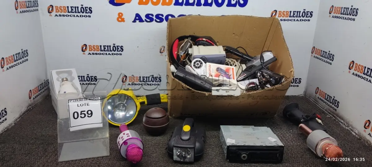 LOTE 059 - 01 CAIXA COM VÁRIAS CAIXINHAS DE SOM, FONES DE OUVIDO, MOUSES, SOM AUTOMOTIVO, WEB CÂMERAS E PERIFÉRICOS DIVERSOS. (NO ESTADO) ATENÇÃO! FAZER A VISITAÇÃO ANTES DE ARREMATAR, NÃO SABEMOS SE FUNCIONA, LEILÃO NÃO TEM GARANTIA E NEM DEVOLUÇÃO, SUJEITO A POSSÍVEIS AVARIAS VISÍVEIS/OCULTAS E/OU AUSÊNCIA DE COMPONENTES.