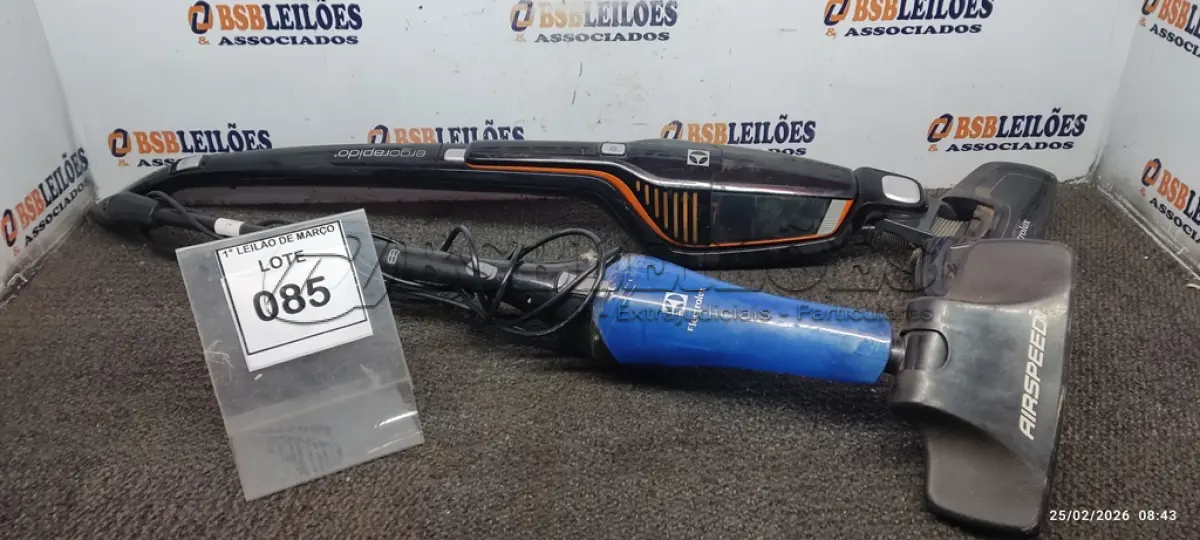 LOTE 085 - 02 ASPIRADORES DE PÓ 220V MARCA ELECTROLUX. (NO ESTADO) ATENÇÃO! FAZER A VISITAÇÃO ANTES DE ARREMATAR, NÃO SABEMOS SE FUNCIONA, LEILÃO NÃO TEM GARANTIA E NEM DEVOLUÇÃO, SUJEITO A POSSÍVEIS AVARIAS VISÍVEIS/OCULTAS E/OU AUSÊNCIA DE COMPONENTES.