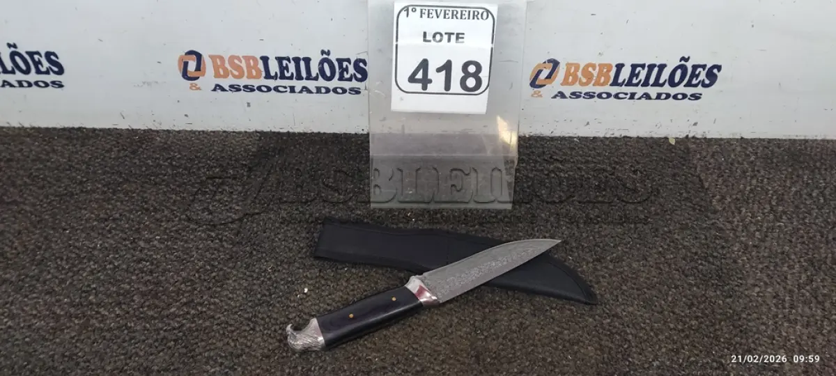 LOTE 418 - 01 FACA COM CABEÇA DE ÁGUIA DO CABO   EM AÇO INOXIDÁVEL COM CABO DE MADEIRA E BAINHA NYLON. (NO ESTADO) ATENÇÃO! FAZER A VISITAÇÃO ANTES DE ARREMATAR, NÃO SABEMOS SE FUNCIONA, LEILÃO NÃO TEM GARANTIA E NEM DEVOLUÇÃO, SUJEITO A POSSÍVEIS AVARIAS VISÍVEIS/OCULTAS E/OU AUSÊNCIA DE COMPONENTES.