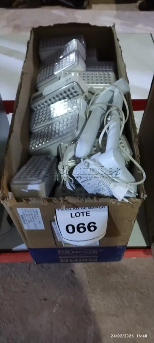 LOTE 066 - 01 LOTE COM GRANDE QUANTIDADE DE LUMINÁRIAS DE EMERGÊNCIA. (NO ESTADO) ATENÇÃO! FAZER A VISITAÇÃO ANTES DE ARREMATAR, NÃO SABEMOS SE FUNCIONA, LEILÃO NÃO TEM GARANTIA E NEM DEVOLUÇÃO, SUJEITO A POSSÍVEIS AVARIAS VISÍVEIS/OCULTAS E/OU AUSÊNCIA DE COMPONENTES.