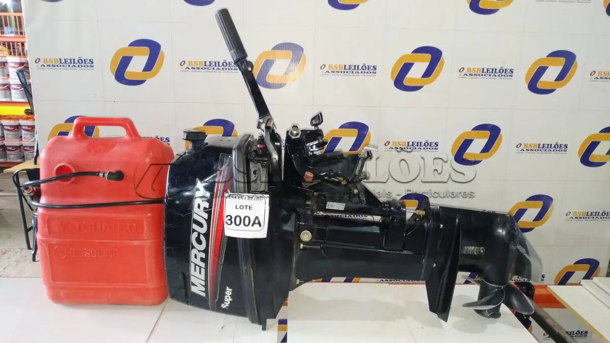 LOTE 300A - 01 MOTOR DE POPA 15 HP, 11.0 KW, 40.8 KG, 90 LB MODELO 1015203EL NÚMERO DE SÉRIE ON403514 MARCA MERCURY TANQUE DE GASOLINA PORTATIL DE 25L MARCA TOHATSU. (FUNCIONANDO)(NO ESTADO) ATENÇÃO! FAZER A VISITAÇÃO ANTES DE ARREMATAR,  LEILÃO NÃO TEM GARANTIA.
