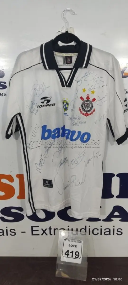 LOTE 419 - 01 CAMISA AUTOGRAFADA DO SPORT CLUB CORINTHIANS PAULISTA. (NO ESTADO) ATENÇÃO! FAZER A VISITAÇÃO ANTES DE ARREMATAR, NÃO SABEMOS SE FUNCIONA, LEILÃO NÃO TEM GARANTIA E NEM DEVOLUÇÃO, SUJEITO A POSSÍVEIS AVARIAS VISÍVEIS/OCULTAS E/OU AUSÊNCIA DE COMPONENTES.