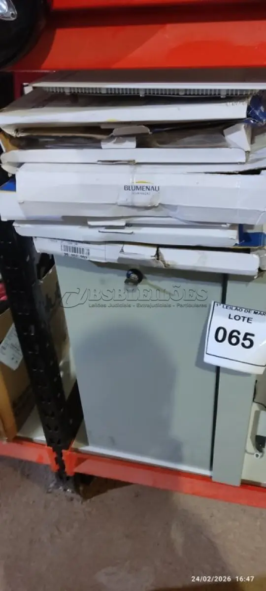 LOTE 065 - 07 PAINÉIS LED DE EMBUTIR MARCA BLUMENAU E 01 CAIXA RACK ORGANIZADORA DE CABOS. (NO ESTADO) ATENÇÃO! FAZER A VISITAÇÃO ANTES DE ARREMATAR, NÃO SABEMOS SE FUNCIONA, LEILÃO NÃO TEM GARANTIA E NEM DEVOLUÇÃO, SUJEITO A POSSÍVEIS AVARIAS VISÍVEIS/OCULTAS E/OU AUSÊNCIA DE COMPONENTES.