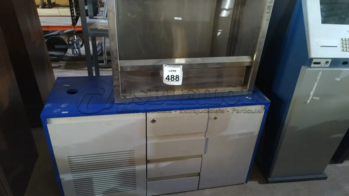 LOTE 488 - 01 ARMÁRIO BAIXO DE ESCRITÓRIO E 01 PEÇA DE INOX. (NO ESTADO) ATENÇÃO! FAZER A VISITAÇÃO ANTES DE ARREMATAR, NÃO SABEMOS SE FUNCIONA, LEILÃO NÃO TEM GARANTIA E NEM DEVOLUÇÃO, SUJEITO A POSSÍVEIS AVARIAS VISÍVEIS/OCULTAS E/OU AUSÊNCIA DE COMPONENTES.
