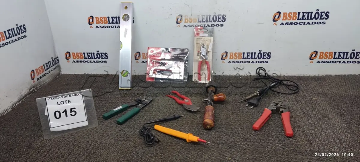LOTE 015 - 01 FERRO DE SOLDA, 01 GRAMPEADOR MARCA VONDER, 01FURADEIRA DE MÃO, 01 ALICATE DECAPADOR, 01 ALICATE CRIMPADOR, 01 TESTADOR DE TENSÃO, 01 ALICATE CORTA CABOS, 01 ALICA DE JARDIM E 01 NÍVEL DE ALUMINIO. (NO ESTADO) ATENÇÃO! FAZER A VISITAÇÃO ANTES DE ARREMATAR, NÃO SABEMOS SE FUNCIONA, LEILÃO NÃO TEM GARANTIA E NEM DEVOLUÇÃO, SUJEITO A POSSÍVEIS AVARIAS VISÍVEIS/OCULTAS E/OU AUSÊNCIA DE COMPONENTES.