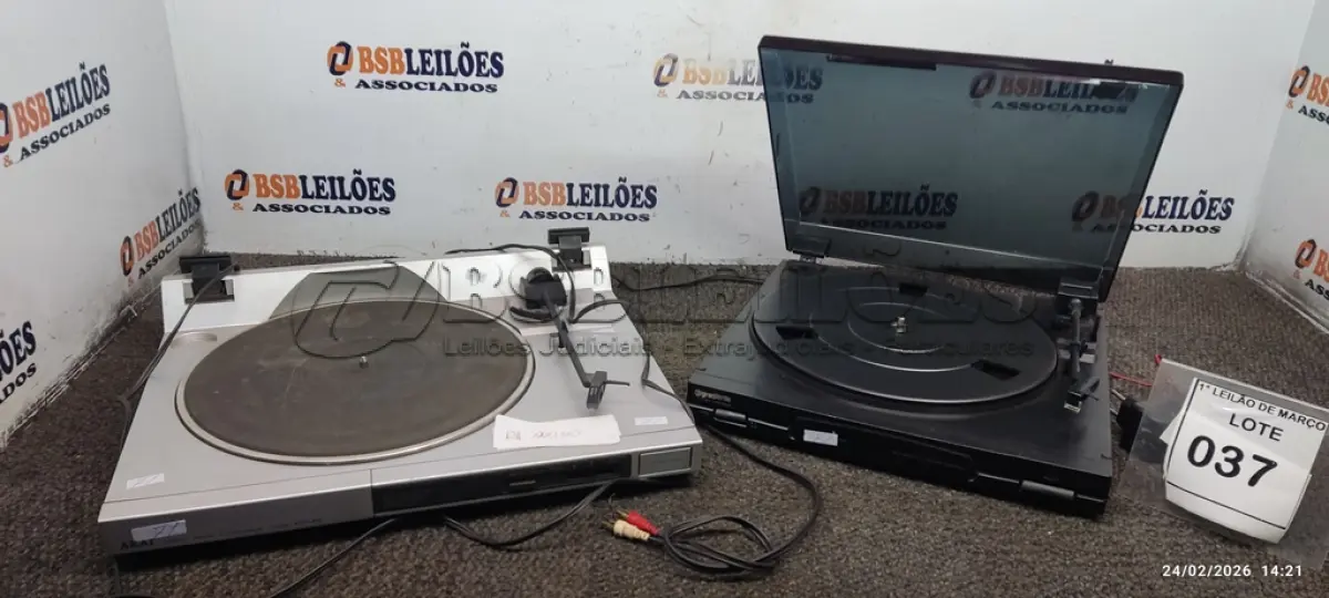 LOTE 037 - 01 TOCA DISCOS VINTAGE MODELO AP-A2 MARCA AKAI E 01 TOCA DISCOS MARCA GRADIENTE. (NO ESTADO) ATENÇÃO! FAZER A VISITAÇÃO ANTES DE ARREMATAR, NÃO SABEMOS SE FUNCIONA, LEILÃO NÃO TEM GARANTIA E NEM DEVOLUÇÃO, SUJEITO A POSSÍVEIS AVARIAS VISÍVEIS/OCULTAS E/OU AUSÊNCIA DE COMPONENTES.