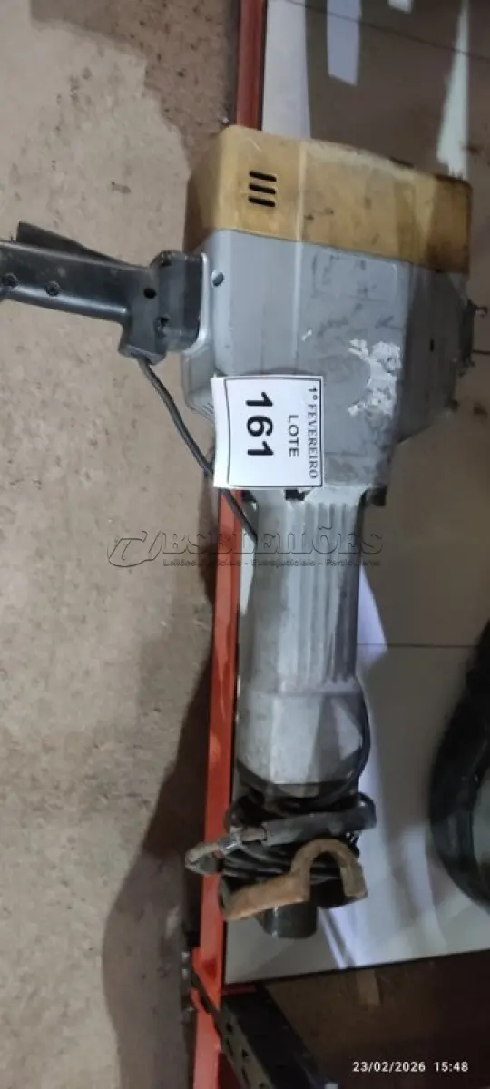 LOTE 161 - 01 MARTELO DEMOLIDOR 220V. (NO ESTADO) ATENÇÃO! FAZER A VISITAÇÃO ANTES DE ARREMATAR, NÃO SABEMOS SE FUNCIONA, LEILÃO NÃO TEM GARANTIA E NEM DEVOLUÇÃO, SUJEITO A POSSÍVEIS AVARIAS VISÍVEIS/OCULTAS E/OU AUSÊNCIA DE COMPONENTES.