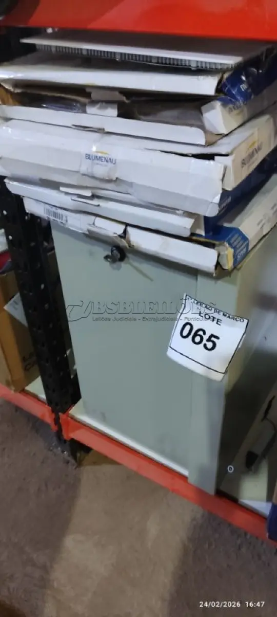 LOTE 065 - 07 PAINÉIS LED DE EMBUTIR MARCA BLUMENAU E 01 CAIXA RACK ORGANIZADORA DE CABOS. (NO ESTADO) ATENÇÃO! FAZER A VISITAÇÃO ANTES DE ARREMATAR, NÃO SABEMOS SE FUNCIONA, LEILÃO NÃO TEM GARANTIA E NEM DEVOLUÇÃO, SUJEITO A POSSÍVEIS AVARIAS VISÍVEIS/OCULTAS E/OU AUSÊNCIA DE COMPONENTES.