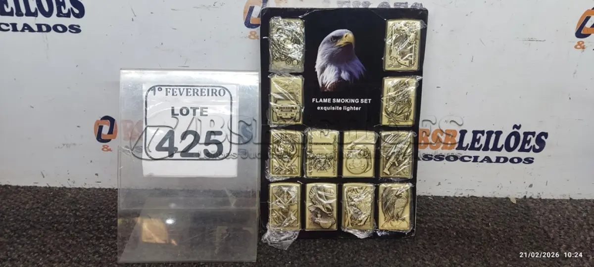 LOTE 425 - 01 KIT COM 12 ISQUEIROS TIPO ZIPPO PERSONALIZADOS ( PRODUTO NOVO). (NO ESTADO) ATENÇÃO! FAZER A VISITAÇÃO ANTES DE ARREMATAR, NÃO SABEMOS SE FUNCIONA, LEILÃO NÃO TEM GARANTIA E NEM DEVOLUÇÃO, SUJEITO A POSSÍVEIS AVARIAS VISÍVEIS/OCULTAS E/OU AUSÊNCIA DE COMPONENTES.