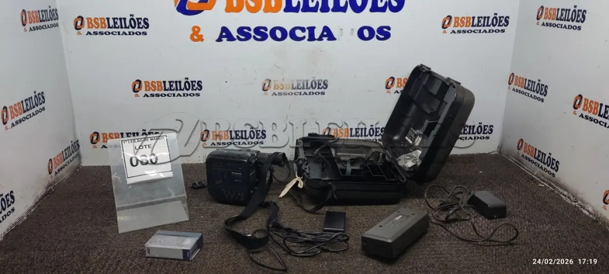 LOTE 080 - 01 FILMADORA VINTAGE MODELO NV-S1  COM CASE E ACESSÓRIOS MARCA PANASONIC. (NO ESTADO) ATENÇÃO! FAZER A VISITAÇÃO ANTES DE ARREMATAR, NÃO SABEMOS SE FUNCIONA, LEILÃO NÃO TEM GARANTIA E NEM DEVOLUÇÃO, SUJEITO A POSSÍVEIS AVARIAS VISÍVEIS/OCULTAS E/OU AUSÊNCIA DE COMPONENTES.