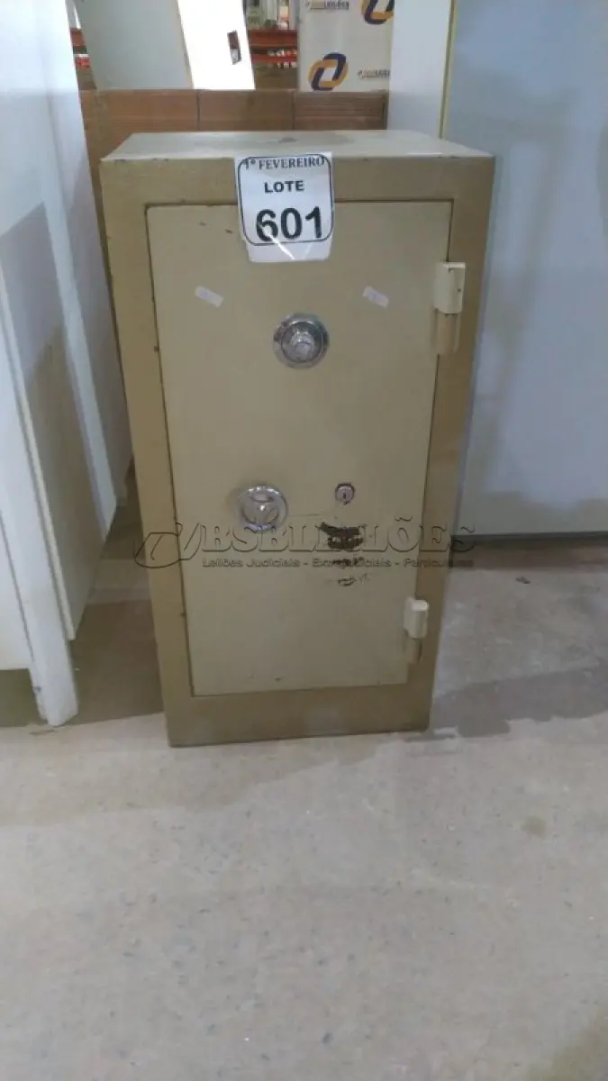 LOTE 601 - 01 COFRE. (NO ESTADO) ATENÇÃO! FAZER A VISITAÇÃO ANTES DE ARREMATAR, NÃO SABEMOS SE FUNCIONA, LEILÃO NÃO TEM GARANTIA E NEM DEVOLUÇÃO, SUJEITO A POSSÍVEIS AVARIAS VISÍVEIS/OCULTAS E/OU AUSÊNCIA DE COMPONENTES.