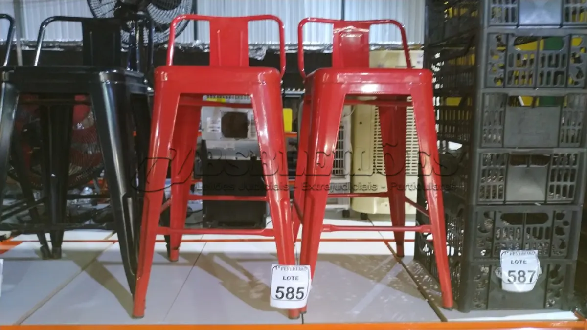LOTE 585 - 02 BANQUETAS DE FERRO NA COR VERMELHO. (NO ESTADO) ATENÇÃO! FAZER A VISITAÇÃO ANTES DE ARREMATAR, NÃO SABEMOS SE FUNCIONA, LEILÃO NÃO TEM GARANTIA E NEM DEVOLUÇÃO, SUJEITO A POSSÍVEIS AVARIAS VISÍVEIS/OCULTAS E/OU AUSÊNCIA DE COMPONENTES.