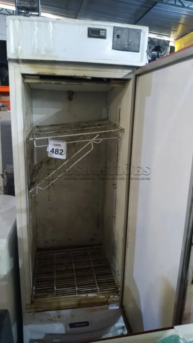 LOTE 482 - 01 CERVEJEIRO MARCA METALFRIO SEM MOTOR. (NO ESTADO) ATENÇÃO! FAZER A VISITAÇÃO ANTES DE ARREMATAR, NÃO SABEMOS SE FUNCIONA, LEILÃO NÃO TEM GARANTIA E NEM DEVOLUÇÃO, SUJEITO A POSSÍVEIS AVARIAS VISÍVEIS/OCULTAS E/OU AUSÊNCIA DE COMPONENTES.