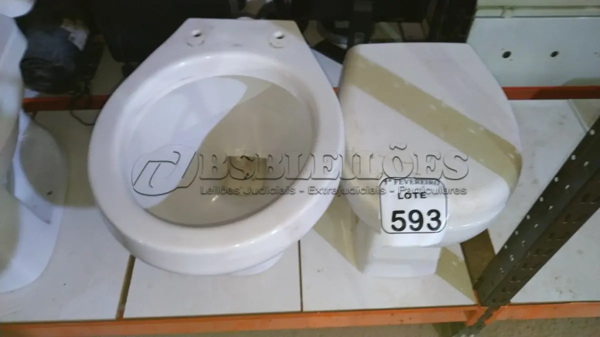LOTE 593 - 02 VASOS SANITÁRIOS. (NO ESTADO) ATENÇÃO! FAZER A VISITAÇÃO ANTES DE ARREMATAR, NÃO SABEMOS SE FUNCIONA, LEILÃO NÃO TEM GARANTIA E NEM DEVOLUÇÃO, SUJEITO A POSSÍVEIS AVARIAS VISÍVEIS/OCULTAS E/OU AUSÊNCIA DE COMPONENTES.