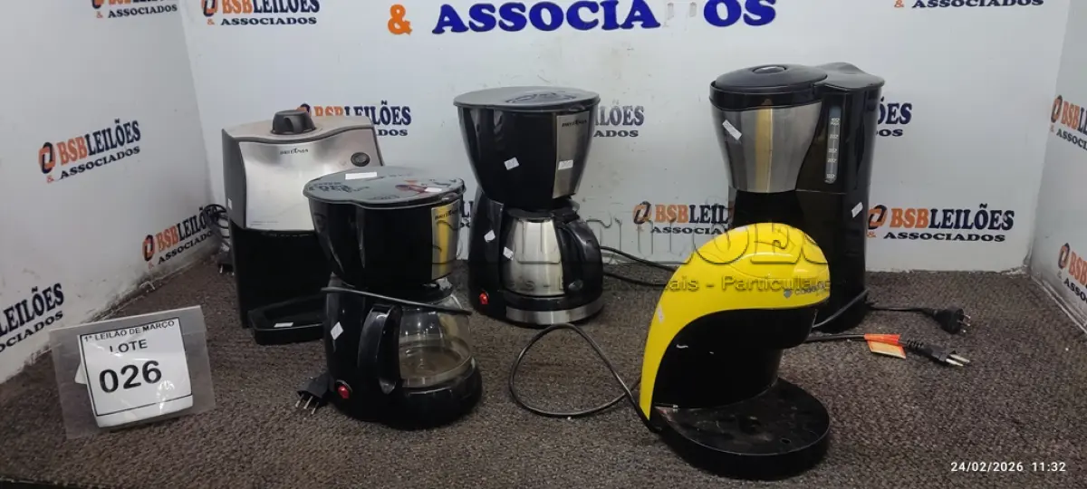 LOTE 026 - 05 CAFETEIRAS DE MARCAS E MODELOS DIVERSOS SENDO 01 127V. (NO ESTADO) ATENÇÃO! FAZER A VISITAÇÃO ANTES DE ARREMATAR, NÃO SABEMOS SE FUNCIONA, LEILÃO NÃO TEM GARANTIA E NEM DEVOLUÇÃO, SUJEITO A POSSÍVEIS AVARIAS VISÍVEIS/OCULTAS E/OU AUSÊNCIA DE COMPONENTES.