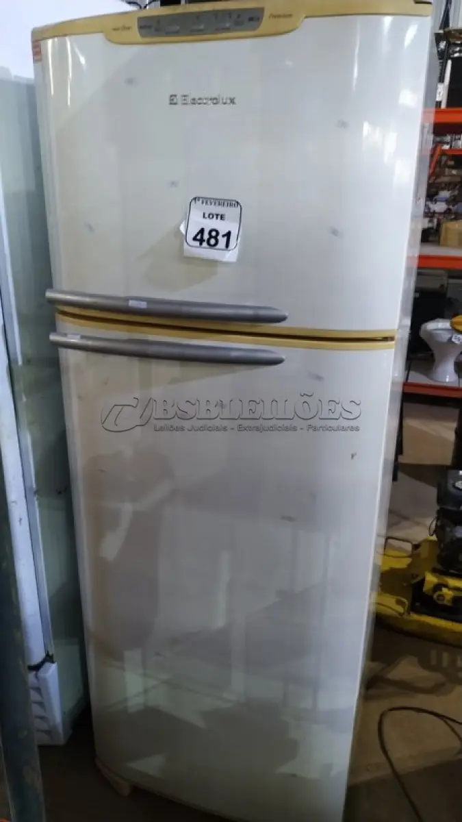 LOTE 481 - 01 GELADEIRA 220V MARCA ELECTROLUX. (NO ESTADO) ATENÇÃO! FAZER A VISITAÇÃO ANTES DE ARREMATAR, NÃO SABEMOS SE FUNCIONA, LEILÃO NÃO TEM GARANTIA E NEM DEVOLUÇÃO, SUJEITO A POSSÍVEIS AVARIAS VISÍVEIS/OCULTAS E/OU AUSÊNCIA DE COMPONENTES.