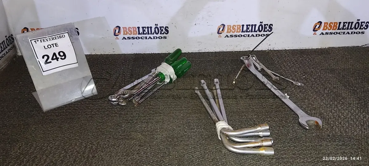 LOTE 249 - 01 LOTE COM VÁRIAS CHAVES TAMANHOS E MEDIDAS DIVERSAS MARCAS GEDORE E BELZER. (NO ESTADO) ATENÇÃO! FAZER A VISITAÇÃO ANTES DE ARREMATAR, NÃO SABEMOS SE FUNCIONA, LEILÃO NÃO TEM GARANTIA E NEM DEVOLUÇÃO, SUJEITO A POSSÍVEIS AVARIAS VISÍVEIS/OCULTAS E/OU AUSÊNCIA DE COMPONENTES.