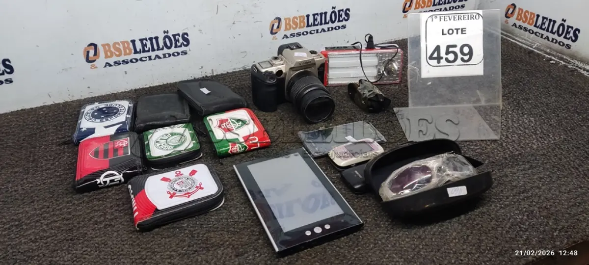 LOTE 459 - 01 CÂMERA FOTOGRÁFICA MODELO EOS ELAN II E, 01 ÓCULOS ESCURO, 01 CELULAR MARCA SAMSUNG, 01 LANTERNA DE EMERGÊNCIA, 01 TABLET E VÁRIAS CARTEIRAS DE TIMES DE FUTEBOL DIVERSOS. (NO ESTADO) ATENÇÃO! FAZER A VISITAÇÃO ANTES DE ARREMATAR, NÃO SABEMOS SE FUNCIONA, LEILÃO NÃO TEM GARANTIA E NEM DEVOLUÇÃO, SUJEITO A POSSÍVEIS AVARIAS VISÍVEIS/OCULTAS E/OU AUSÊNCIA DE COMPONENTES.