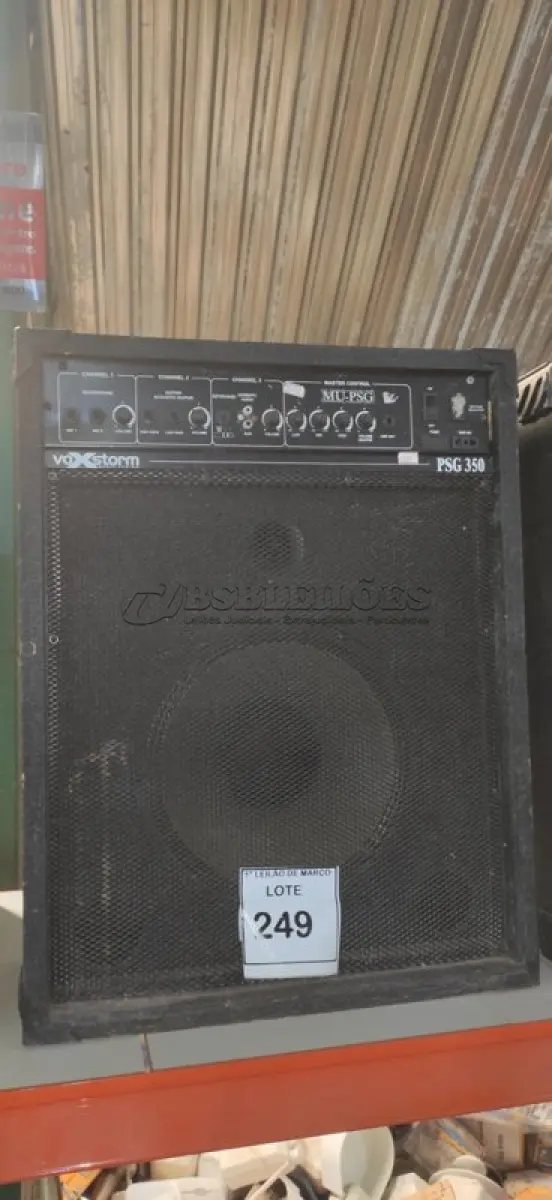 LOTE 249 - 01 CAIXA DE SOM AMPLIFICADORA MARCA VOXSTORM. (NO ESTADO) ATENÇÃO! FAZER A VISITAÇÃO ANTES DE ARREMATAR, NÃO SABEMOS SE FUNCIONA, LEILÃO NÃO TEM GARANTIA E NEM DEVOLUÇÃO, SUJEITO A POSSÍVEIS AVARIAS VISÍVEIS/OCULTAS E/OU AUSÊNCIA DE COMPONENTES.